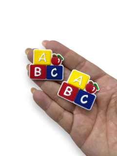 APLIQUE EMBORRACHADO CUBO ABC VERMELHO (2 UNIDADES) - loja online