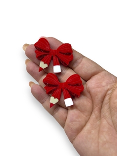 APLIQUE ACRILICO LAÇO PONTA LAPIS VERMELHO 4 X 3,5CM COM 2 UNIDADES na internet