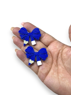 APLIQUE ACRILICO LAÇO PONTA LAPIS AZUL ROYAL 4 X 3,5CM COM 2 UNIDADES na internet