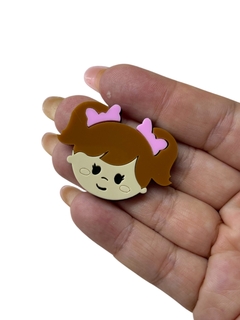 APLIQUE ACRILICO BONECA LAÇO ROSA 4 X 3CM COM 2 UNIDADES na internet