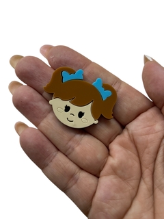 APLIQUE ACRILICO BONECA LAÇO AZUL TURQUESA 4 X 3CM COM 2 UNIDADES na internet
