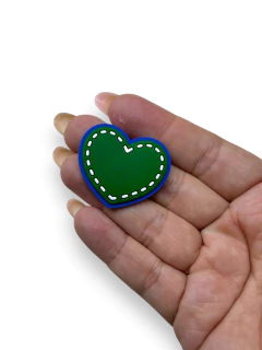 APLIQUE EMBORRACHADO CORAÇÃO PESPONTADO VERDE E AZUL 3CM (2 UNIDADES) - loja online