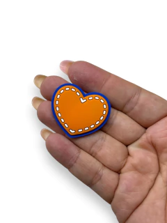 APLIQUE EMBORRACHADO CORAÇÃO PESPONTADO LARANJA E AZUL 3CM (2 UNIDADES) na internet