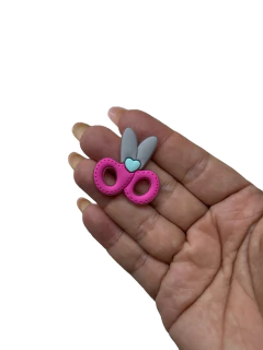 APLIQUE EMBORRACHADO TESOURA ESCOLAR ROSA 3CM (2 UNIDADES) na internet