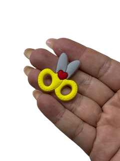 APLIQUE EMBORRACHADO TESOURA ESCOLAR AMARELO 3CM (2 UNIDADES) na internet