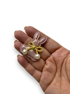 APLIQUE COELHO ALMOFADADO COM PEROLA 4CM ROSE (2 UNIDADES) na internet