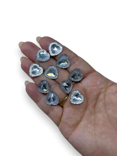 APLIQUE CHATON PLASTICO CORAÇÃO COM PEDRARIA 1,5CM ( 10 UNIDADES) - Sonhos da Lorena