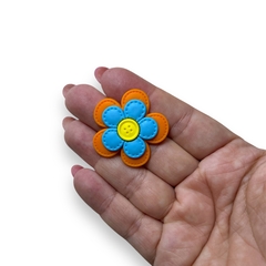 APLIQUE EMBORRACHADO FLOR PESPONTADA LARANJA COM AZUL (2 UNIDADES) na internet