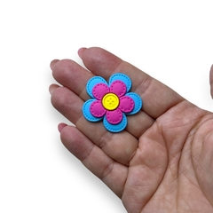 APLIQUE EMBORRACHADO FLOR PESPONTADA AZUL COM ROSA (2 UNIDADES) - comprar online