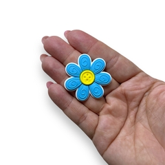 APLIQUE EMBORRACHADO FLOR DETALHE BOTAO AZUL (2 UNIDADES) na internet