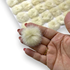 POMPONS ACHATADINHOS DE PELUCIA 4,5CM OFF WHITE 2 UNIDADES na internet