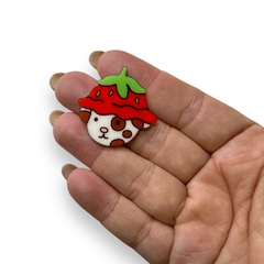 APLIQUE ACRILICO ESTAMPADO ROSTINHO BOBBIE GOODS TOUCA MORANGO 3CM (2 UNIDADES) - comprar online