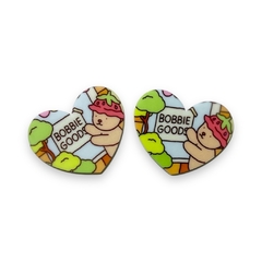 APLIQUE ACRILICO CORAÇÃO ESTAMPADO C/ NOME BOBBIE GOODS 4CM (2 UNIDADES) na internet