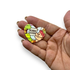 APLIQUE ACRILICO CORAÇÃO ESTAMPADO C/ NOME BOBBIE GOODS 4CM (2 UNIDADES) - comprar online