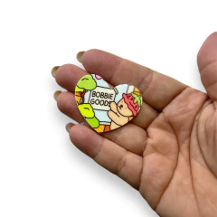 APLIQUE ACRILICO CORAÇÃO ESTAMPADO C/ NOME BOBBIE GOODS 4CM (2 UNIDADES)