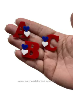 APLIQUE ACRILICO LETRAS ESCOLARES 2 UNIDADE VERMELHO COM CORAÇÃO AZUL ROYAL E BRANCO - comprar online