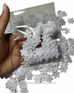 FLOR PRENSADA COM 05 GRAMAS APROXIMADAMENTE 50 UNIDADES BRANCO - Sonhos da Lorena