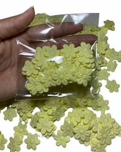 FLOR PRENSADA COM 05 GRAMAS APROXIMADAMENTE 50 UNIDADES AMARELO BB - Sonhos da Lorena