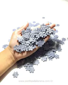 FLOR PRENSADA COM 05 GRAMAS APROXIMADAMENTE 50 UNIDADES CINZA