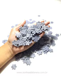FLOR PRENSADA COM 05 GRAMAS APROXIMADAMENTE 50 UNIDADES CINZA na internet