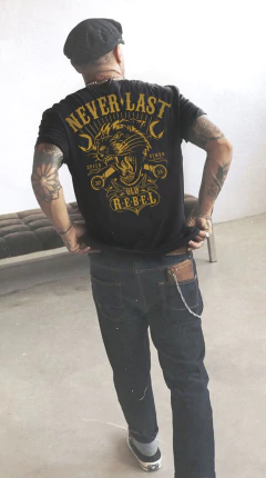 REMERA -OLD REBEL NEVER LAST PANTHER- - comprar online