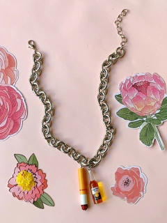 Collar cadena plateada con dijes cigarrillo y cerveza CIGARETTE - comprar online