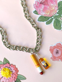 Collar cadena plateada con dijes cigarrillo y cerveza CIGARETTE