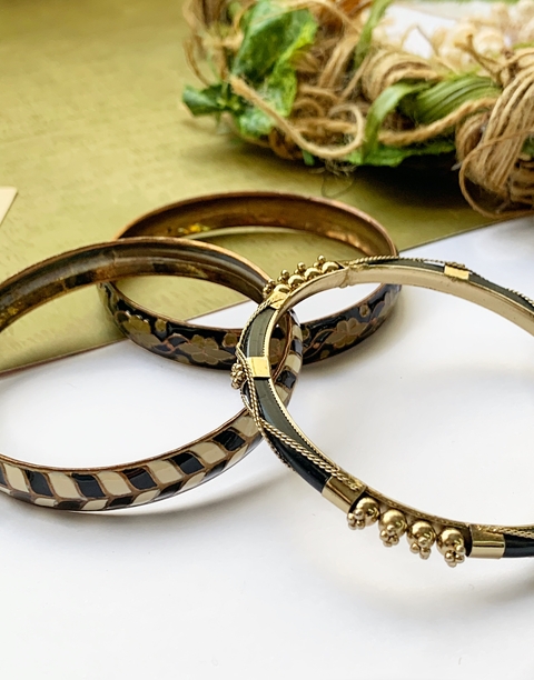 Pulseras negras y doradas finitas (set de 3) SIENNA