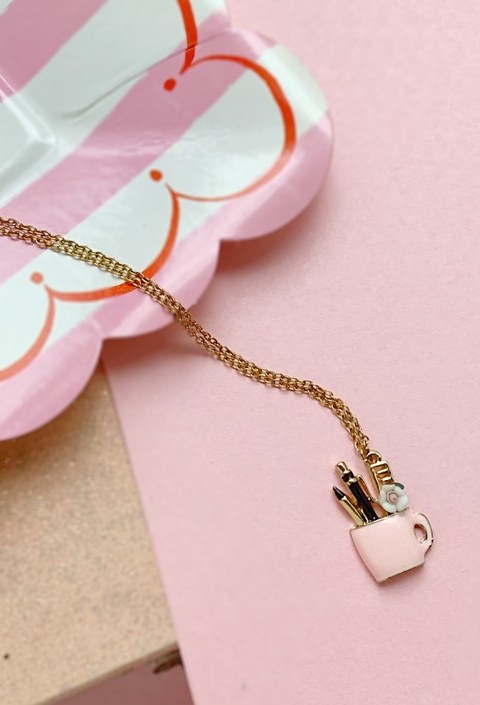 Collar dorado con dije de lapicero ALESSANDRA