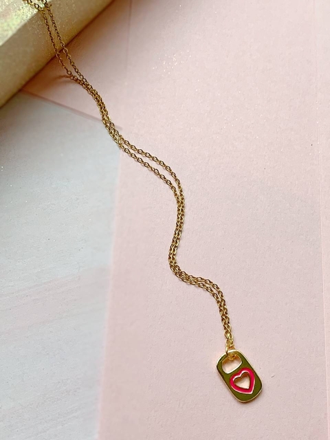 Collar dorado con dije de chapita KENDRA