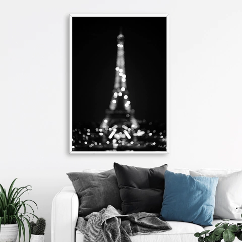 Cuadro decorativo con fotografía en blanco y negro de la Torre Eiffel iluminada de noche, con luces desenfocadas