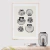 Cuadro decorativo con ilustraciones de caracoles en blanco y negro, enmarcado y colocado sobre una mesa.