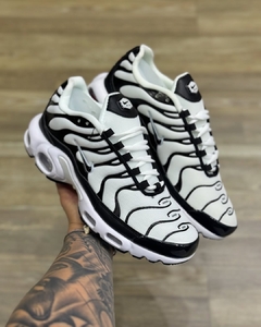 Tênis Nike Air Max TN Listrado Branco Preto