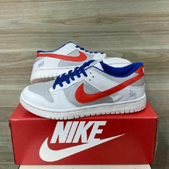 Tênis Masculino SB Dunk Low Branco Azul Laranja