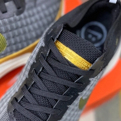 Tênis Nike Zoomx Preto Dourado na internet