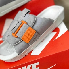 Chinelo Nike Asuna 3.0 Cinza na internet