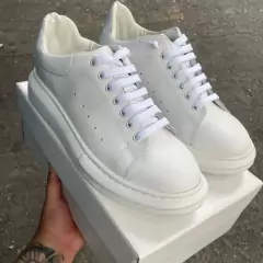 Tênis Alexander McQueen Oversized Branco na internet