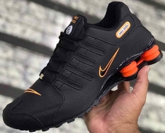 Tênis Masculino Shox 4 Molas NZ Preto Laranja