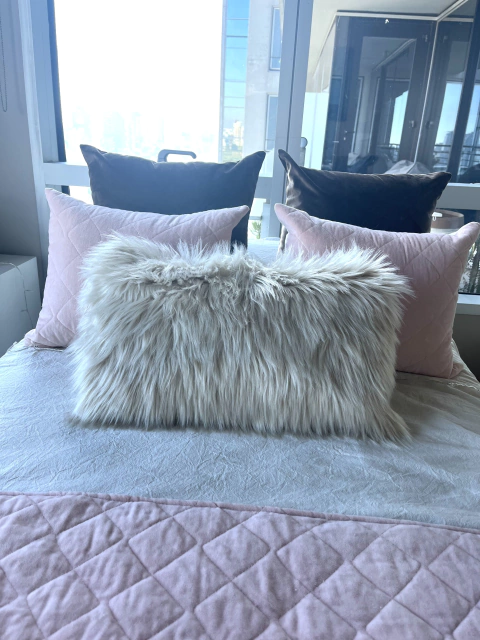 Almohadón pelo largo crudo 30x50