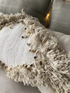 Almohadón Boho con lentejuelas doradas en internet