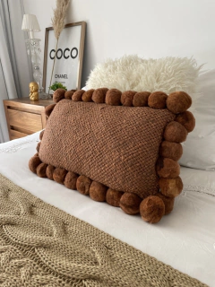 Almohadón pompones en internet