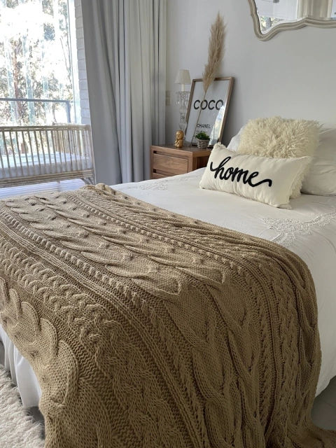 Pie de cama tejido beige (cama queen y king)