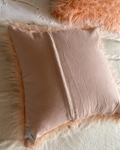 Almohadón pelo largo rosa - comprar online