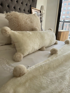 Almohadón pompones - comprar online