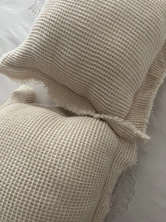 Almohadón waffle crudo desflecado - comprar online