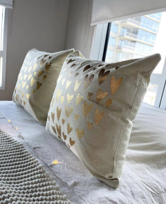 Almohadón corazones dorado