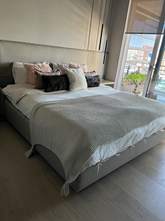 Pie de cama tejido beige con borlas (cama king)