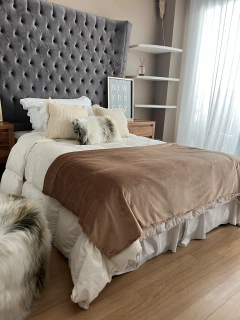 Pie de cama plush camel - Parcelle Home