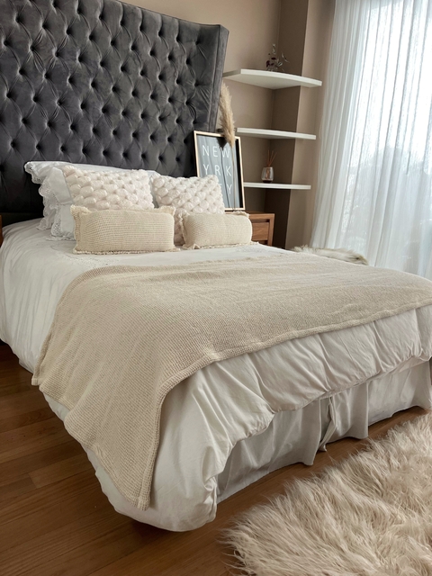 Juego pie de cama y almohadones 30x50 waffle crudo (2 plazas y queen)