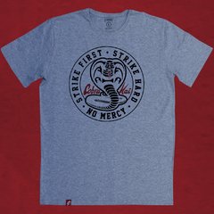 Remera Hombre Cobra Kai Strike Hard El Danzante en internet